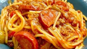 Macarrão com carne moída e calabresa simples e bem temperado