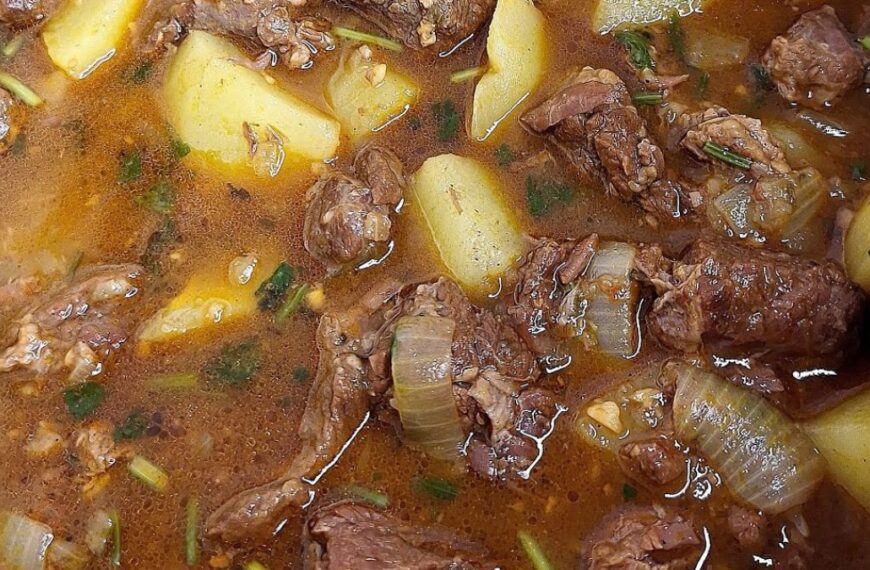 Saiba quais são as melhores carnes para cozinhar na panela de pressão 8 Picadinho de carne com batata caseiro bem temperado