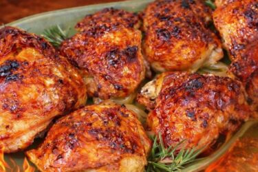 Sobrecoxa no forno dourada e suculenta