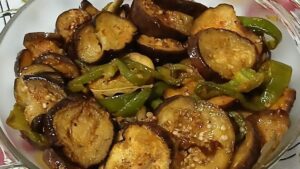 Berinjela ao forno simples dourada e temperada