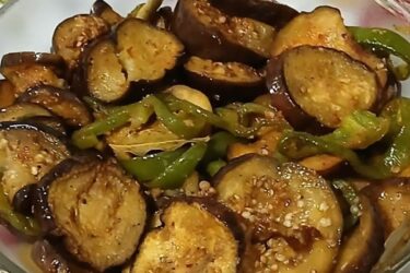 Berinjela ao forno simples dourada e temperada