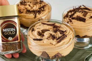 Mousse de café cremoso servido em taça com chocolate