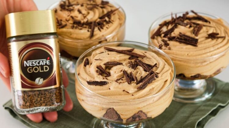 Mousse de café cremoso servido em taça com chocolate