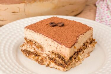 Pavê de café simples cremoso com cacau polvilhado por cima