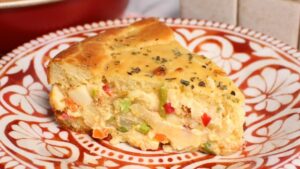 Torta cremosa de palmito caseira dourada e recheada