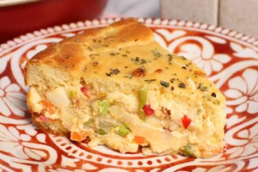 Torta cremosa de palmito caseira dourada e recheada