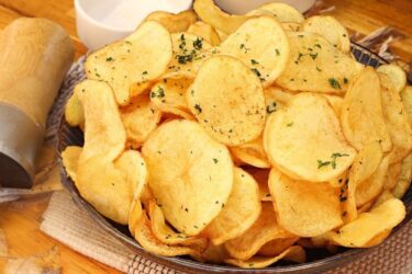 Batata chips caseira crocante e dourada
