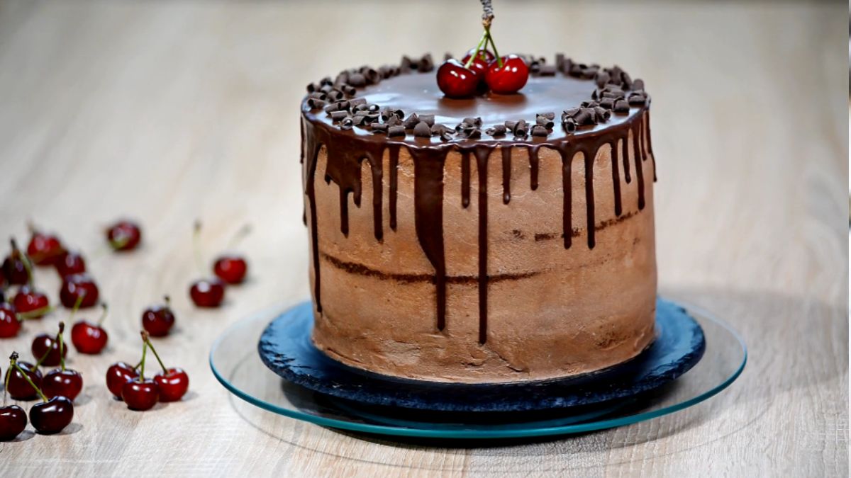 Bolo de Chocolate com Ganache e Cereja Molhadinho e Irresistível