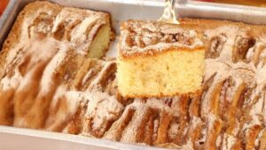 Bolo de maçã com iogurte cobertura de açúcar e canela