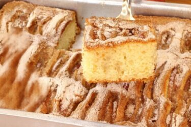 Bolo de maçã com iogurte cobertura de açúcar e canela