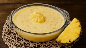 Gelado de abacaxi cremoso servido gelado em travessa