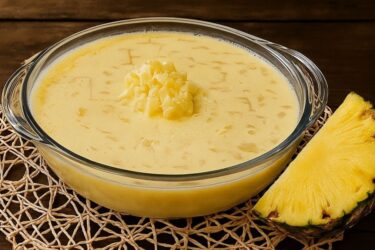 Gelado de abacaxi cremoso servido gelado em travessa