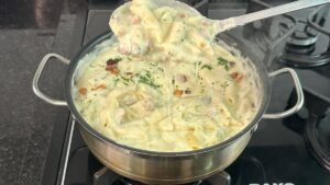 Macarrão ao creme de batata com bacon crocante e queijo derretido.