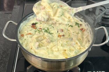Macarrão ao creme de batata com bacon crocante e queijo derretido.