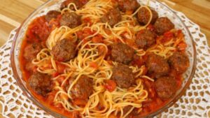 Macarrão com almôndegas ao molho vermelho caseiro
