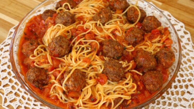 Macarrão com almôndegas ao molho vermelho caseiro