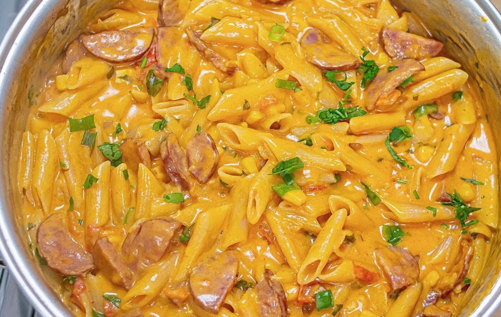 Macarrão Cremoso com Calabresa de Uma Panela Só