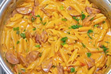 macarrão cremoso com calabresa de uma panela só