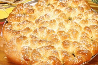 Rosquinha nuvem fofinhas douradas com coco ralado por cima