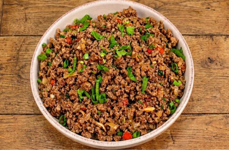 Saiba quais são as melhores carnes para cozinhar na panela de pressão 1 Panela com carne moída refogada bem soltinha e brilhante, salpicada com cheiro-verde fresco por cima.