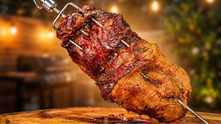 Peça de fraldinha assada no espeto sendo fatiada, mostrando a casquinha de gordura dourada e o interior rosado e suculento da carne. fraldinha no espeto