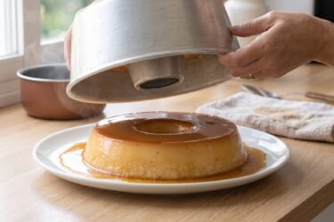 Como desenformar pudim de leite condensado inteiro e com calda de caramelo em um prato