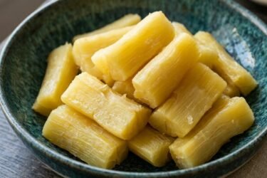 Como cozinhar mandioca rápido até ficar macia e derretendo na água da panela