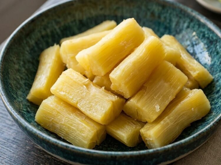 Como cozinhar mandioca rápido até ficar macia e derretendo na água da panela