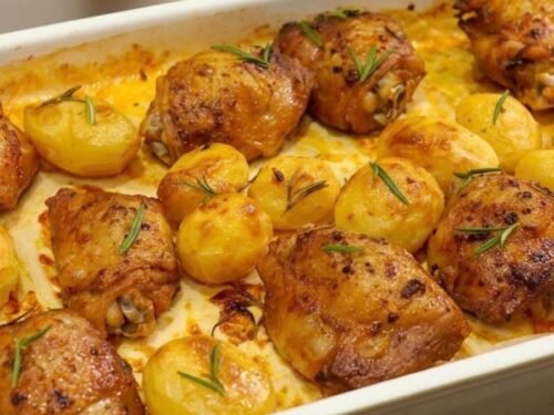 Sobrecoxa de Frango Assada no Forno com Pele Crocante e Batatas: O Segredo da Cremosidade e Suculência!