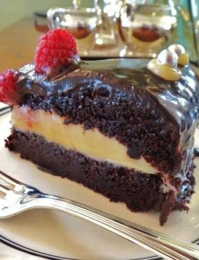 Bolo de chocolate com recheio de brigadeiro branco e cobertura de brigadeiro meio amargo.