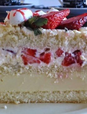 Bolo Alpes Suíços com Morangos decorado com chantilly e morangos frescos.