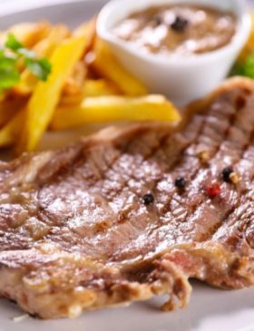 Bife na airfryer pronto para servir