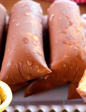 Geladinho de maracujá com casquinha de chocolate