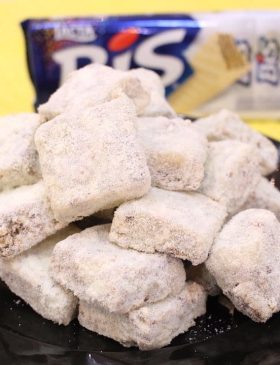 Palha Italiana de Bis cortada em quadrados, com leite em pó por cima