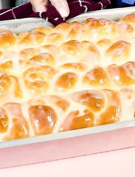Pão doce caseiro saindo do forno