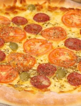 Pizza caseira com borda recheada de requeijão e recheio de calabresa