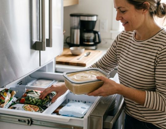 Pote de café cremoso sendo guardado no freezer para conservação