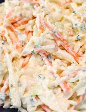 Salada de repolho cremosa com cenoura, maionese e nata.