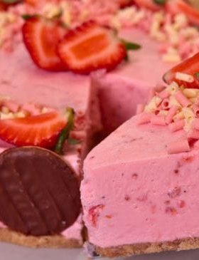 Torta mousse de morango com chocolate branco e morangos frescos.