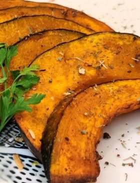 Abóbora assada na AirFryer dourada e temperada