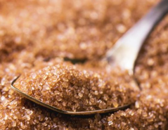Açúcar mascavo em uma colher