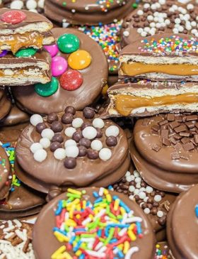 Alfajor Caseiro com Bolacha Maria e Doce de Leite coberto com chocolate