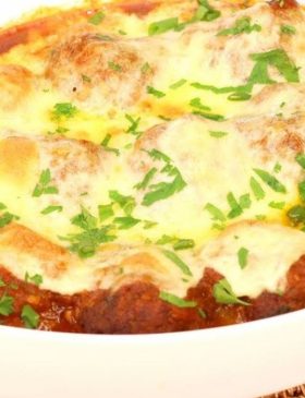Almôndegas ao molho com queijo gratinado no forno