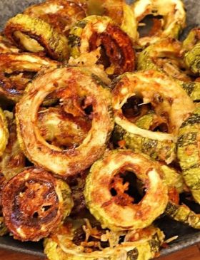 Anéis de abobrinha assados com parmesão dourados no forno