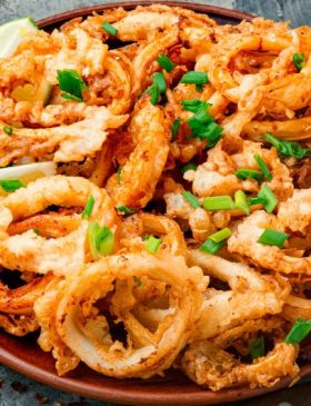 Anéis de cebola crocante dourados e prontos para servir