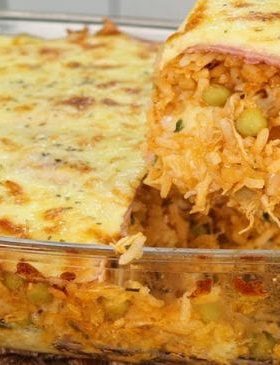 Travessa de arroz de forno com frango e queijo gratinado