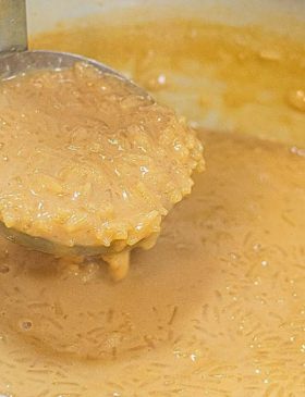 Arroz doce caramelado cremoso servido em tigela