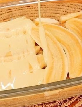 Banana na Travessa com cobertura cremosa e canela.