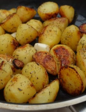 Batata sauté douradinha com queijo parmesão e salsinha
