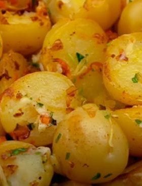 Batatas com cebola douradas na frigideira